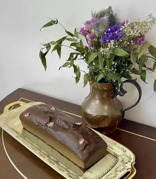Cake au Chocolat et Noisettes du Piémont confites à la Rose de Damas